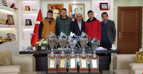 MOTOCROSS'DE DERECEYE GİREN SPORCULARIMIZ BAŞKANIMIZI ZİYARETİ