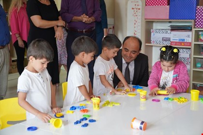 BAŞKAN AKDENİZLİ’DEN ÖĞRENCİLERE KIRTASİYE DESTEĞİ