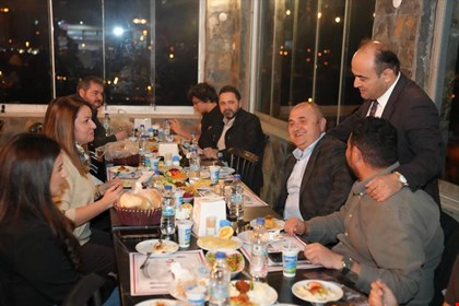 BAŞKAN AKDENİZLİ, İFTARDA MECLİS ÜYELERİ VE AİLELERİYLE BULUŞTU