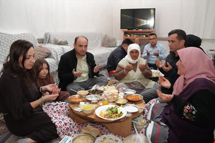 BAŞKAN AKDENİZLİ’DEN PERSONELİNE ANLAMLI İFTAR ZİYARETİ