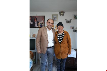 BAŞKAN AKDENİZLİ'DEN KANSERLE MÜCADELE EDEN ANNEYE MORAL ZİYARETİ