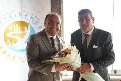 BAŞKAN AKDENİZLİ MUHTARLARIN GÜNÜNÜ KUTLADI