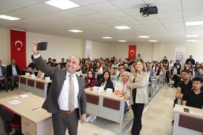BAŞKAN AKDENİZLİ ÜNİVERSİTELİ GENÇLERLE BULUŞTU